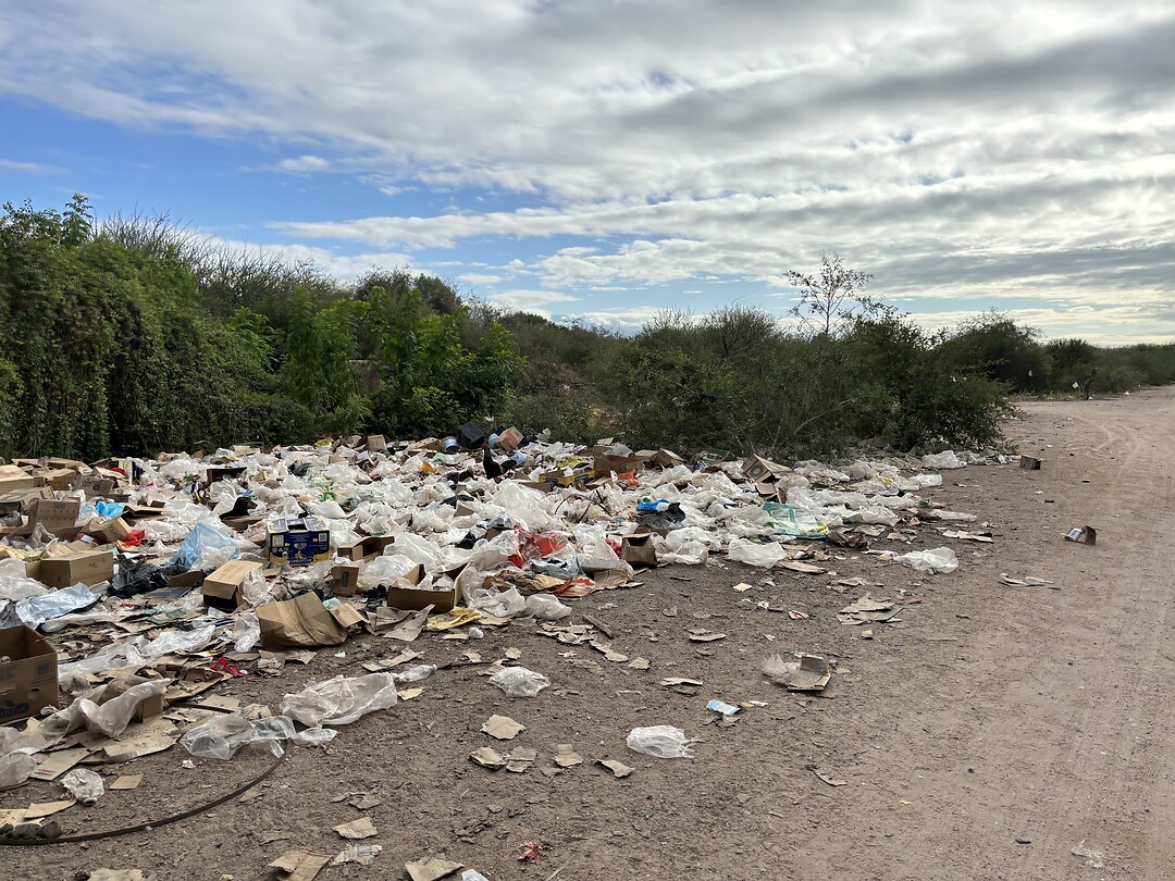 Afval langs de weg