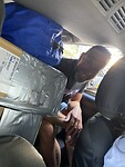Dubbelgevouwen in de taxi