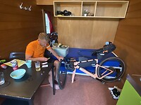 Lekke band nummer 3 wisselen in de hikershut