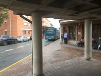 Busstation in de regen