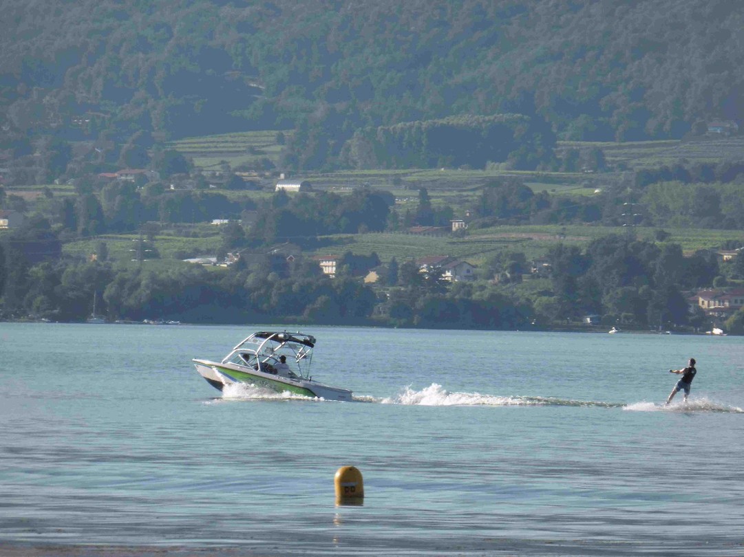 Viverone 2 waterskier