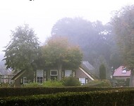 211007 boerderij in mist