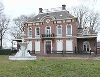 250328 Huis met fontein