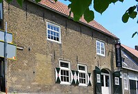 250621 Kogels in muur