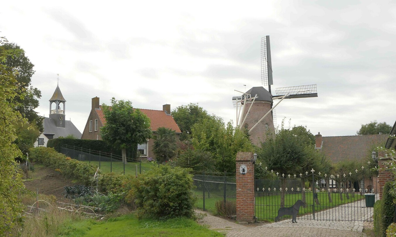 260930_Biervliet_Molen+kerk