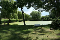 Tuin met vijver bij albergue