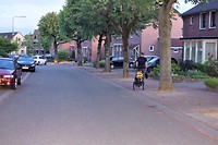 Foto vertrek: de pelgrim loopt de straat uit