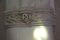 Bizarre afbeeldingen op de pilaren in kerk