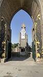 Nog eens de ijzertoren met restant van de oorspronkelijke toren op voorgrond.