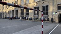 De overnachtingslokatie in Ieper met rijtje rugzakken.