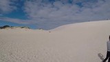 reisleidster aan het sandboarden