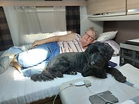 Thuis, even het bed geprobeerd.