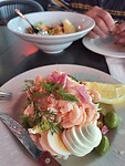 Lunchen, garnalen broodje