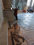 Persoon van brons in de kathedraal