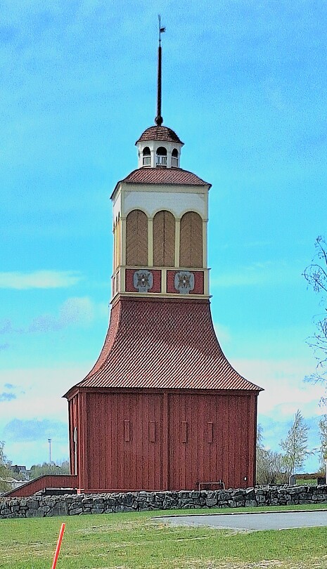 Klokkentoren bij de kerk