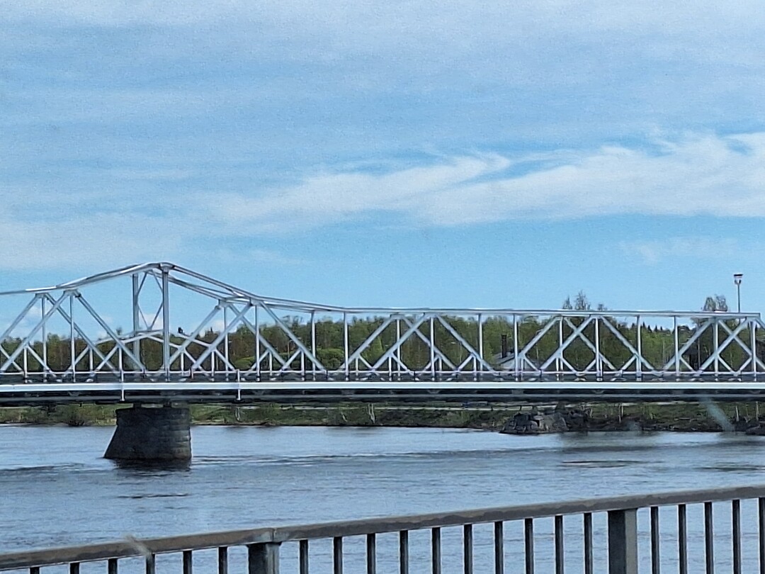 De brug bij de camping, die we verlaten in Haparanda.