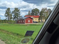 Veel huizen langs de weg