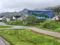 Montessori school. Langs de route