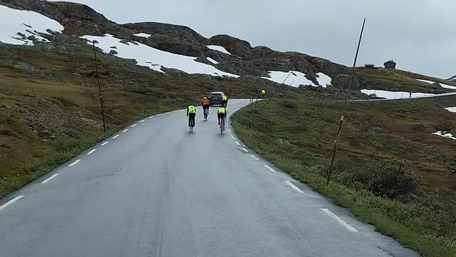 Het is zaterdag, dus veel wielrenners op de weg