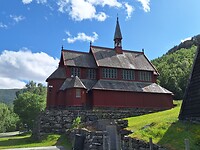 De huidige kerk naast de Staafkerk
