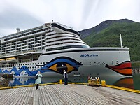 Cruiseschip in de haven van Flåm