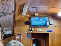 In de coupé, scherm met wetenswaardigheden
