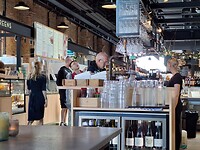 In de markthal, visje eten