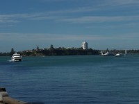 Auckland harbor met een van de ferry's en zeiljachten....genieten!!!