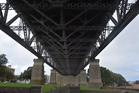 Ook de onderkant van de Harbour Bridge is indrukwekkend!!