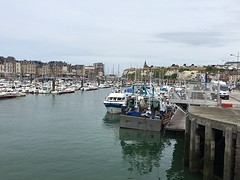 Haven van Dieppe, met krijtsteen rotsen in achtergrond