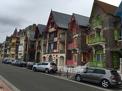 Zulke fleurige en kleurige huisjes zie je in Mers-les-Bains