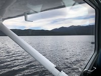 Blik vanuit het watervliegtuig