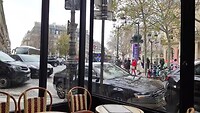 Uitzicht op chaotisch Parijs vanuit cafe