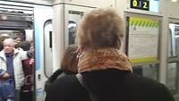 Weer naar het hotel via anti val op het spoor perron