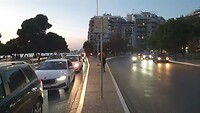 Drukke stad bij avond