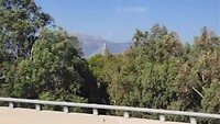 Vanuit de brug uitzicht op de hangende brug