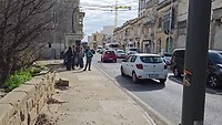 Bij een bushalte onderweg naar Rabat