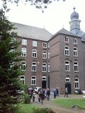 Achterzijde klooster met de grafkelder