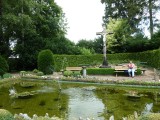 Kloostertuin met uitzicht op de vijver 2