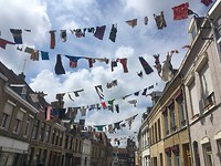 Bergues hangt de was buiten