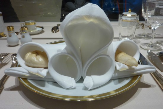 Art of folding imperial napkins: they say only 2 people know the secret