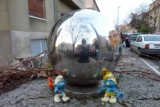 Ivan Kožarić; Smurfs posing for scale model of Saturn