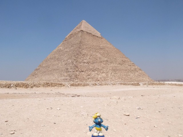 smurf in front of pyramid of Khafre