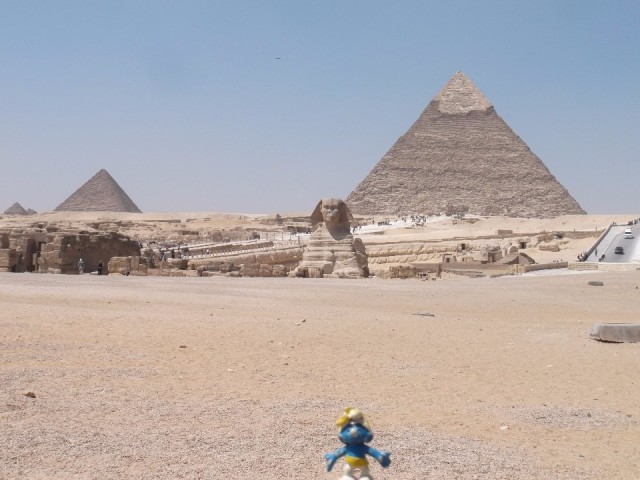 Smurf posing in front of Sfinx & Pyramids