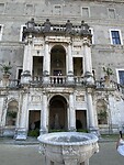 Leonardo holding a political speech from the balcony of Villa d´Este