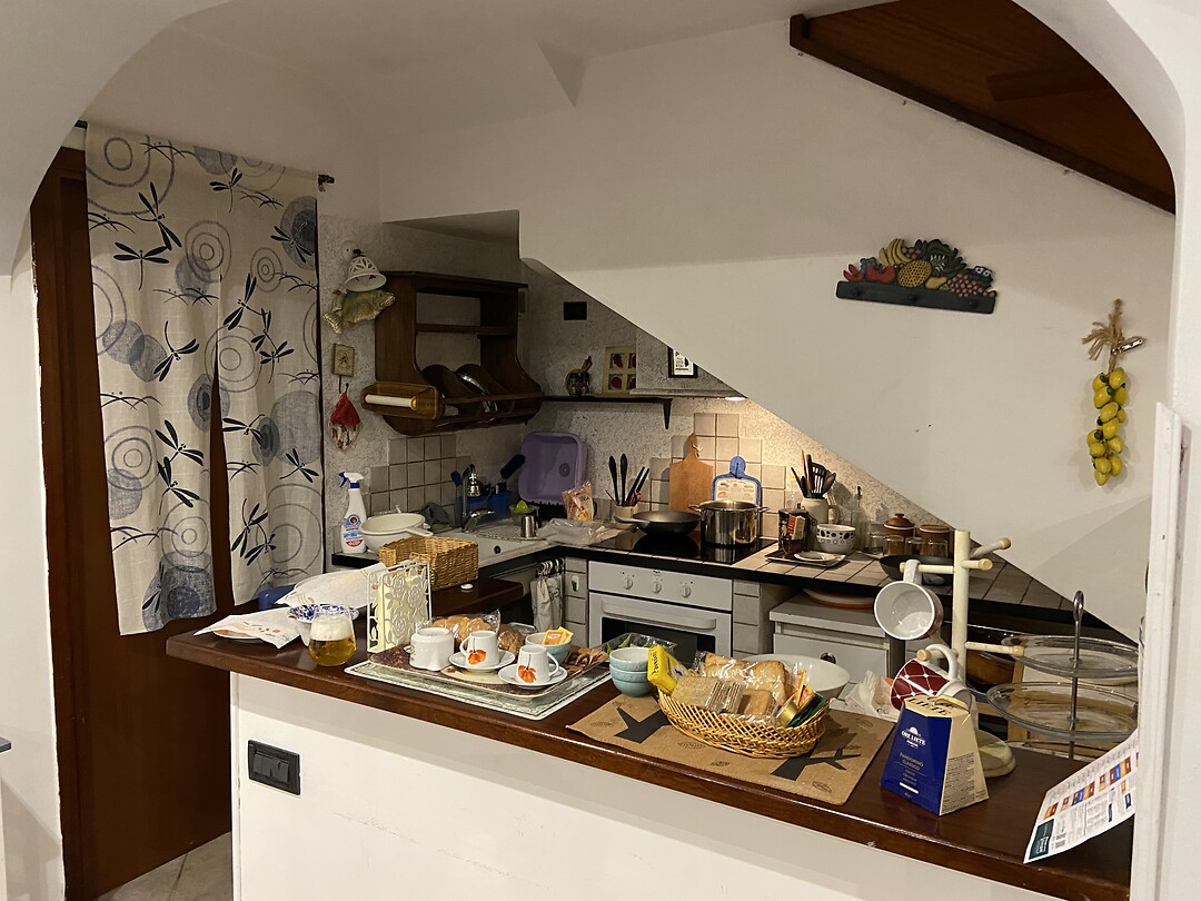 Trying to cook som pasta in BnB kitchen in Itri. "Breakfast" ready on the bench :)