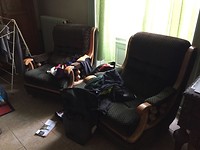 Bijna lege pelgrimsherberg. Maar liefst twee leunstoelen voor mijn meuk.