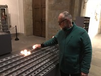 kaarsje opsteken in de basiliek van Echternach