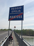 Via de brug over de Po kom ik in Reggio Emilia