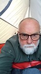 In de tent, broedend op een verhaaltje